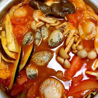 シメは絶品パスタで♪トマト缶で作る自家製トマト鍋